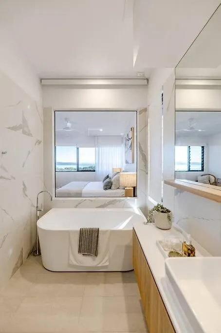 Hébergement de vacances The Hamptons Lake House - Noosa Heads Luxury House