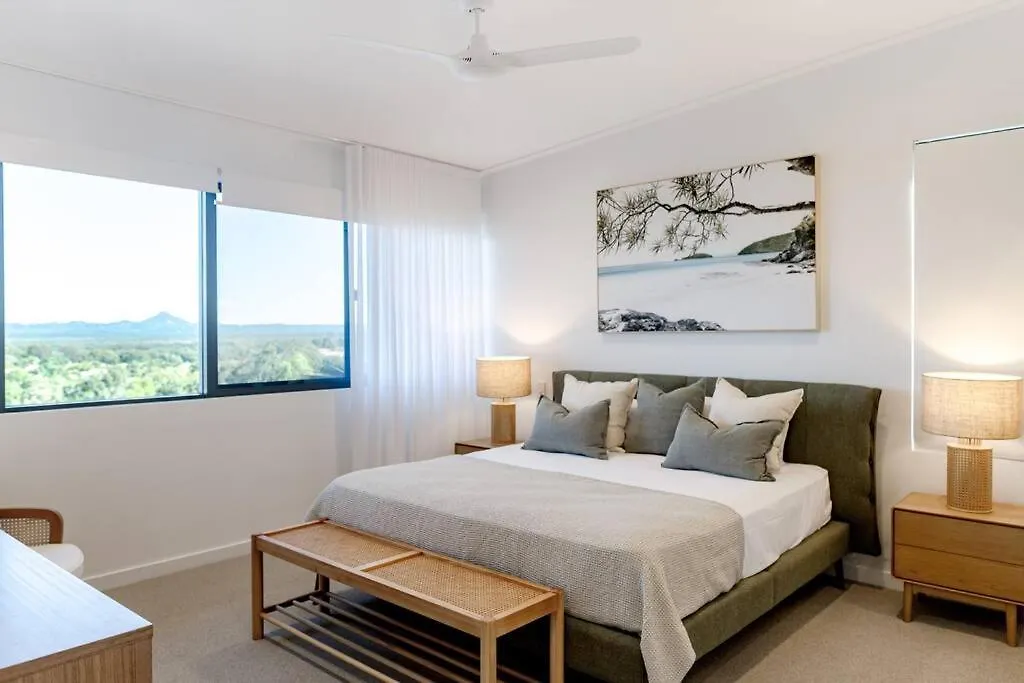 The Hamptons Lake House - Noosa Heads Luxury House