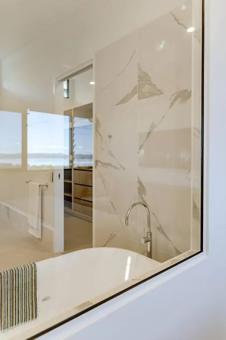 The Hamptons Lake House - Noosa Heads Luxury House Hébergement de vacances
