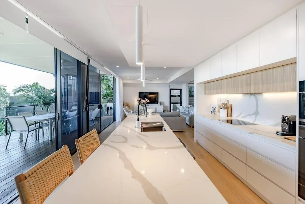 The Hamptons Lake House - Noosa Heads Luxury House