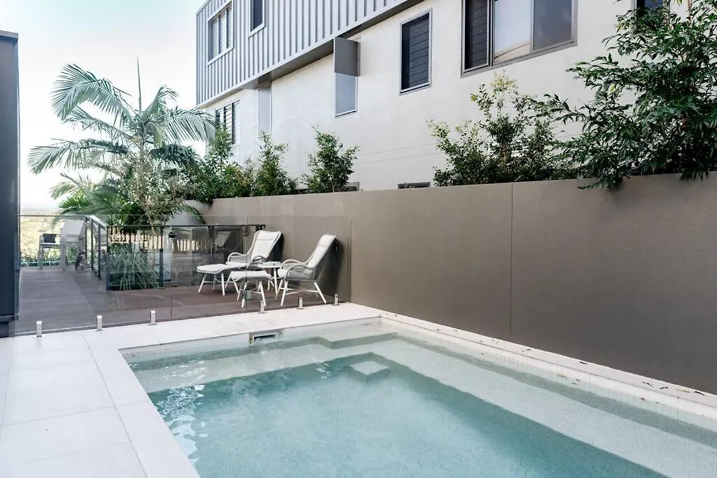 The Hamptons Lake House - Noosa Heads Luxury House