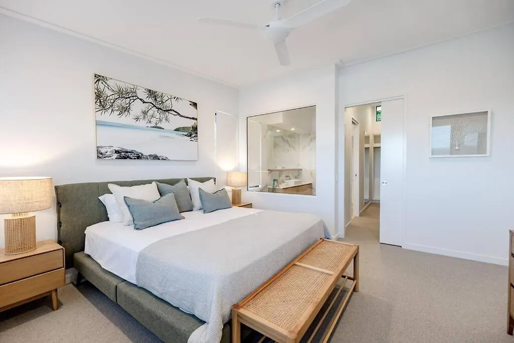 The Hamptons Lake House - Noosa Heads Luxury House