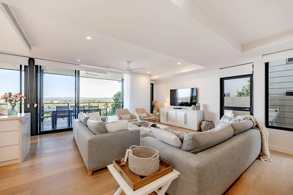 The Hamptons Lake House - Noosa Heads Luxury House