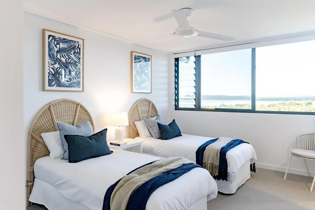 The Hamptons Lake House - Noosa Heads Luxury House
