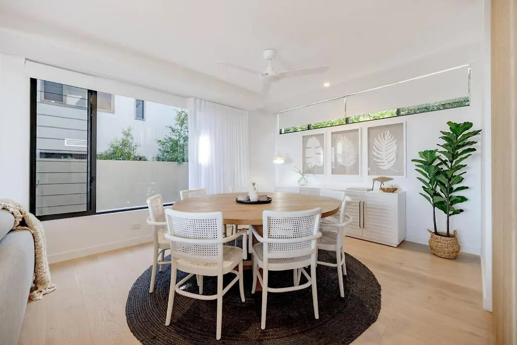 The Hamptons Lake House - Noosa Heads Luxury House