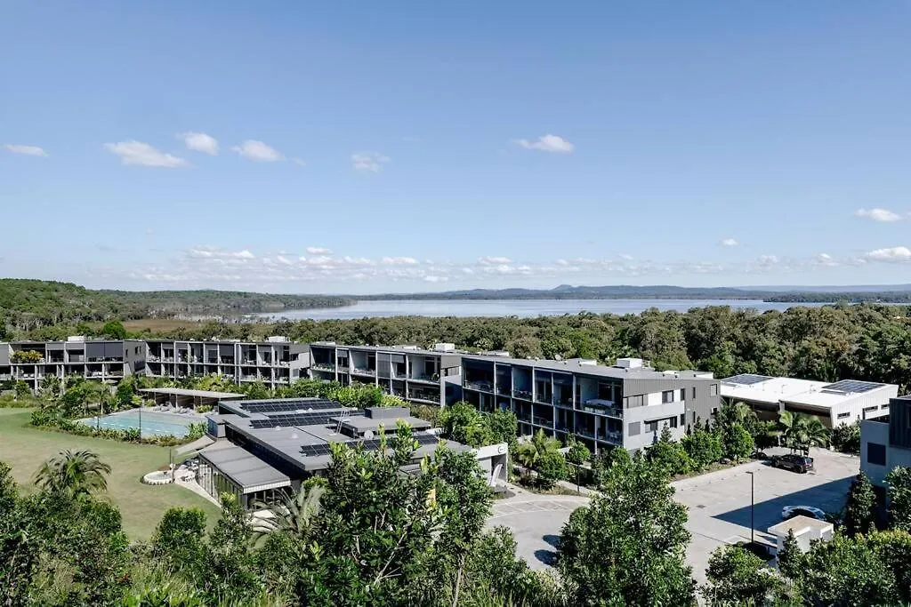 The Hamptons Lake House - Noosa Heads Luxury House